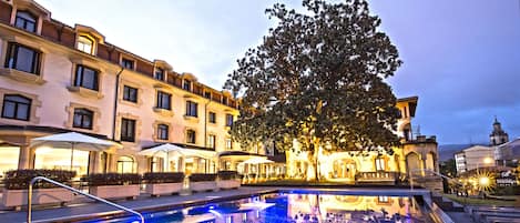 Seasonal outdoor pool, open 10:00 AM to 9:00 PM, pool loungers