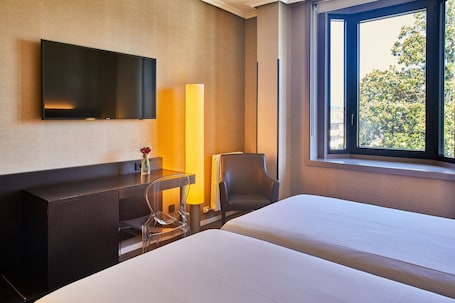 Standardzimmer, Gartenblick | Minibar, Schreibtisch, laptopgeeigneter Arbeitsplatz. Silken Gran Hotel Durango