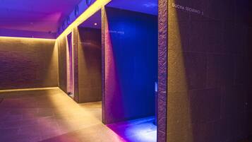 A hallway with a textured wall and a door labeled "DUCHA SECUENCI L".
