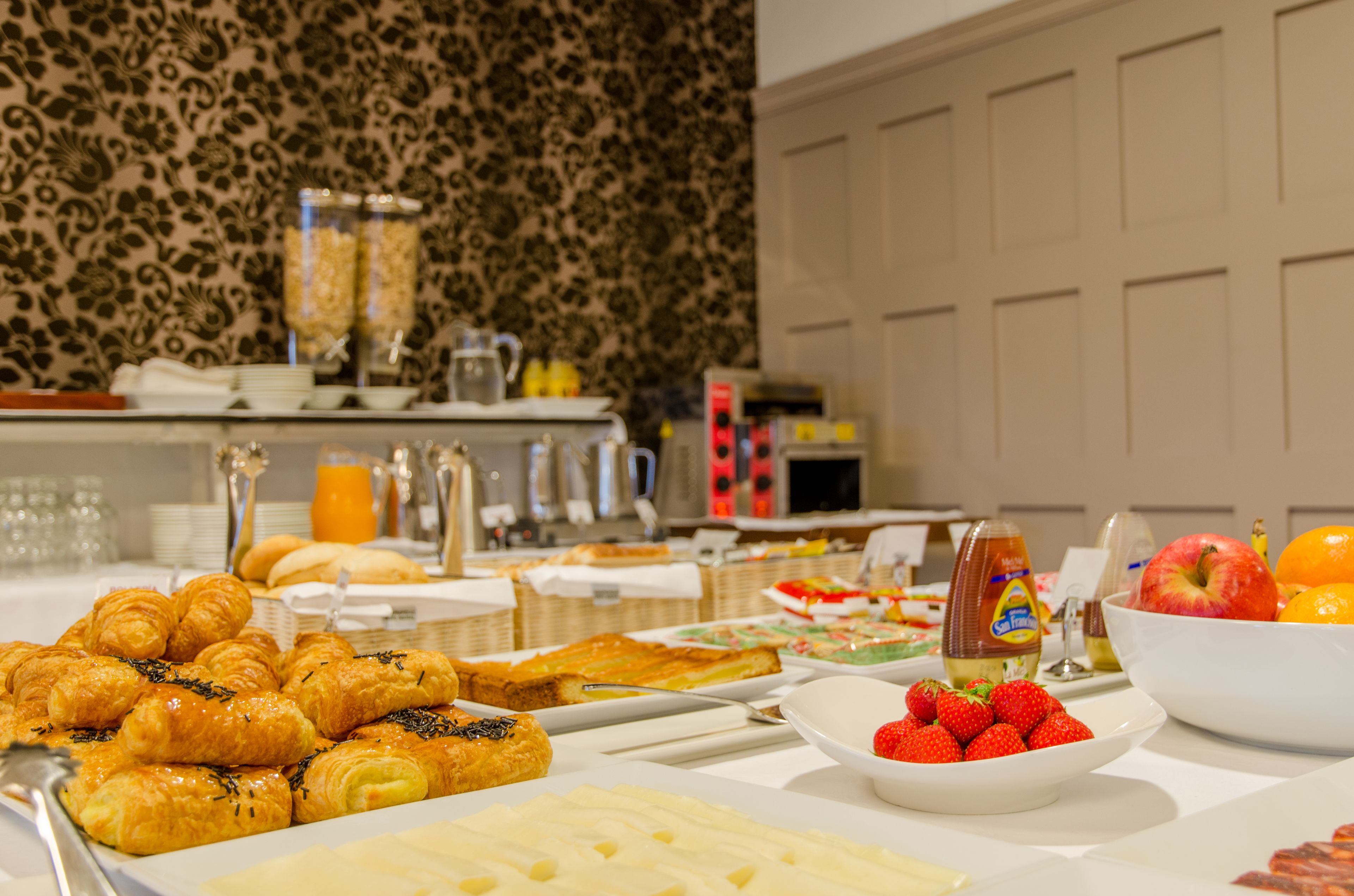 每日供應吃到飽早餐 (每人 EUR16)