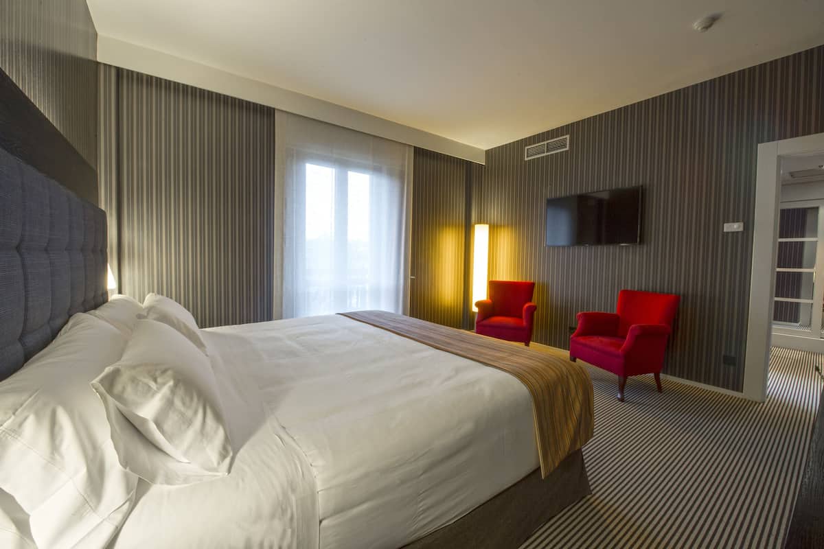 1 bedroom, minibar, desk, laptop workspace