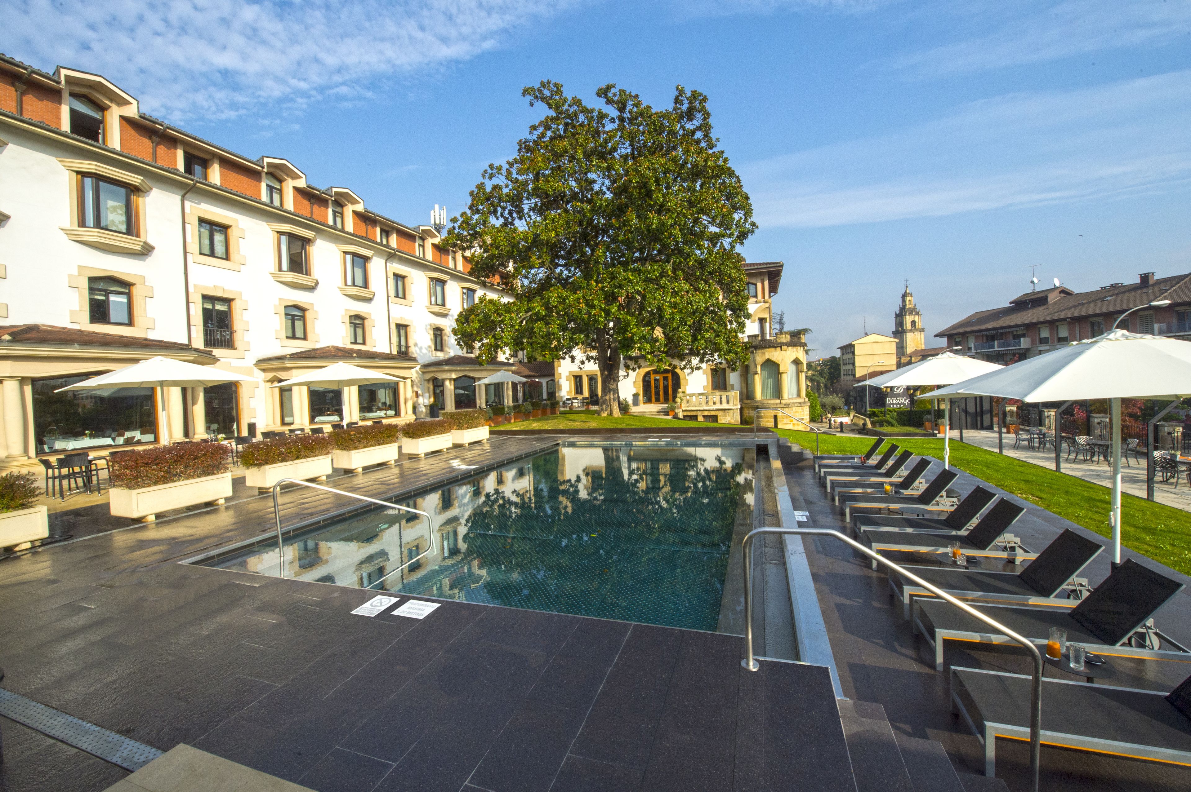 季節性室外游泳池，開放時間為 10:00 至 21:00，提供日光浴躺椅