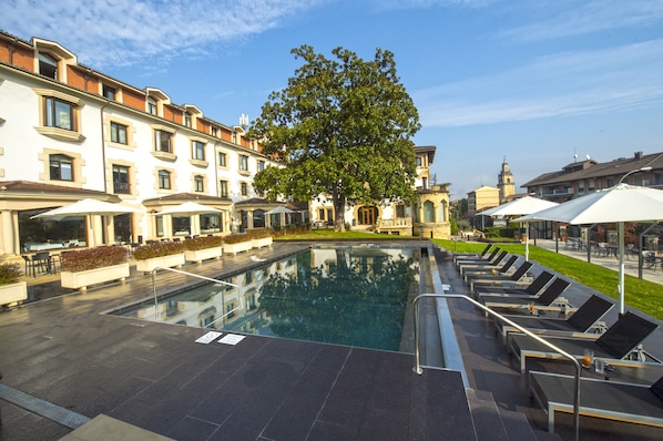 Seasonal outdoor pool, open 10:00 AM to 9:00 PM, sun loungers