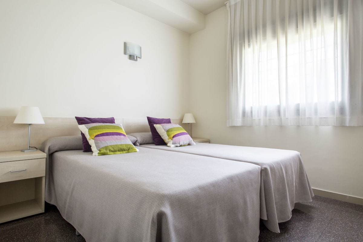 Comfort Studio (Twin) | Desk, iron/ironing board, free WiFi, bed sheets