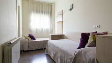 Een bureau, een strijkplank/strijkijzer, gratis wifi, beddengoed