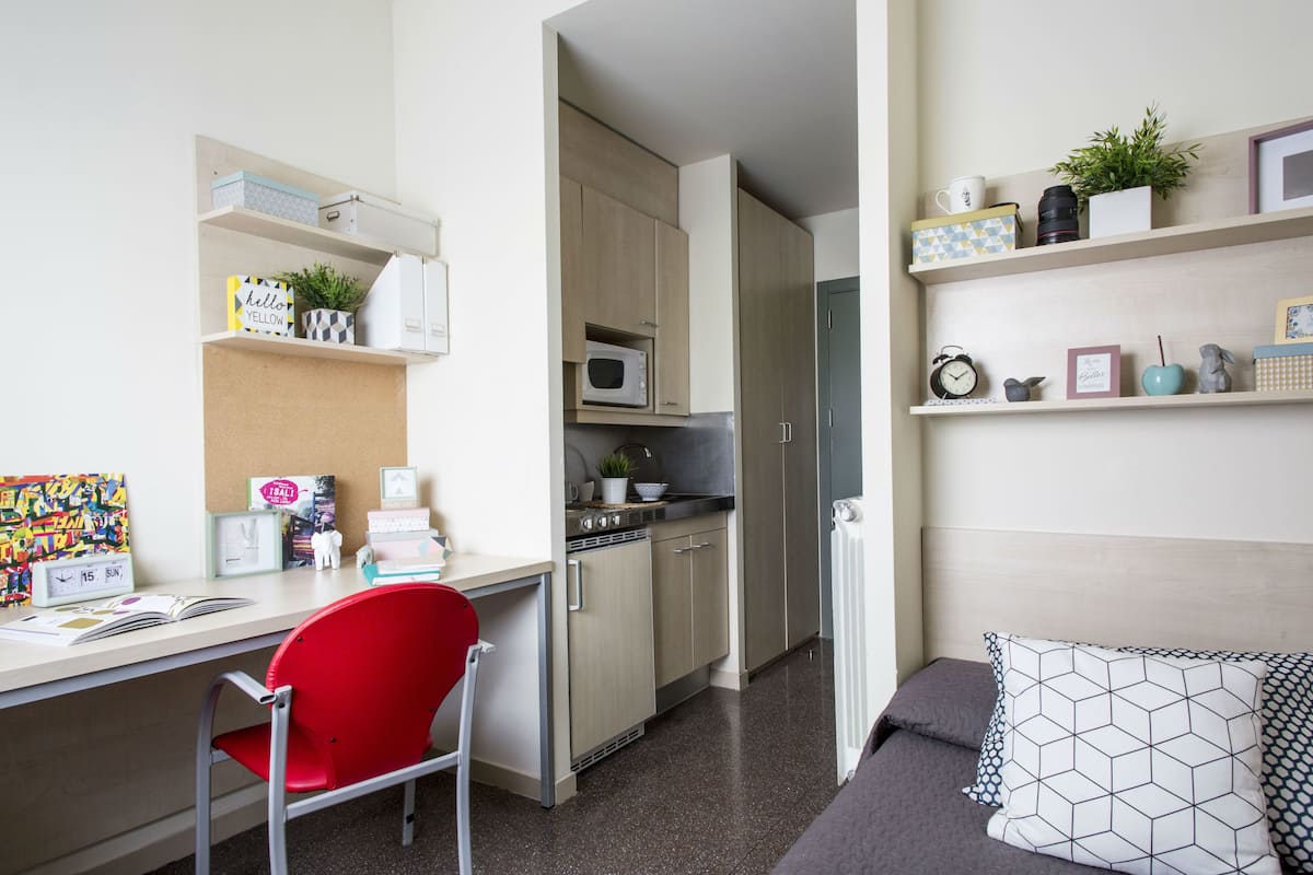Single Studio | Desk, iron/ironing board, free WiFi, bed sheets