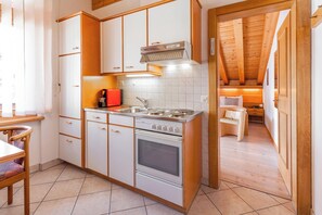 Studio apartment Annex Bonatti (no lift) with balcony | Cuisine privée | Bouilloire électrique