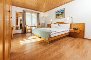 Triple room with balcony with Matterhorn view | 저자극성 침구, 객실 내 금고, 책상, 노트북 작업 공간