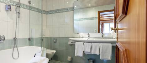 Un baño moderno con bañera, inodoro y lavamanos.