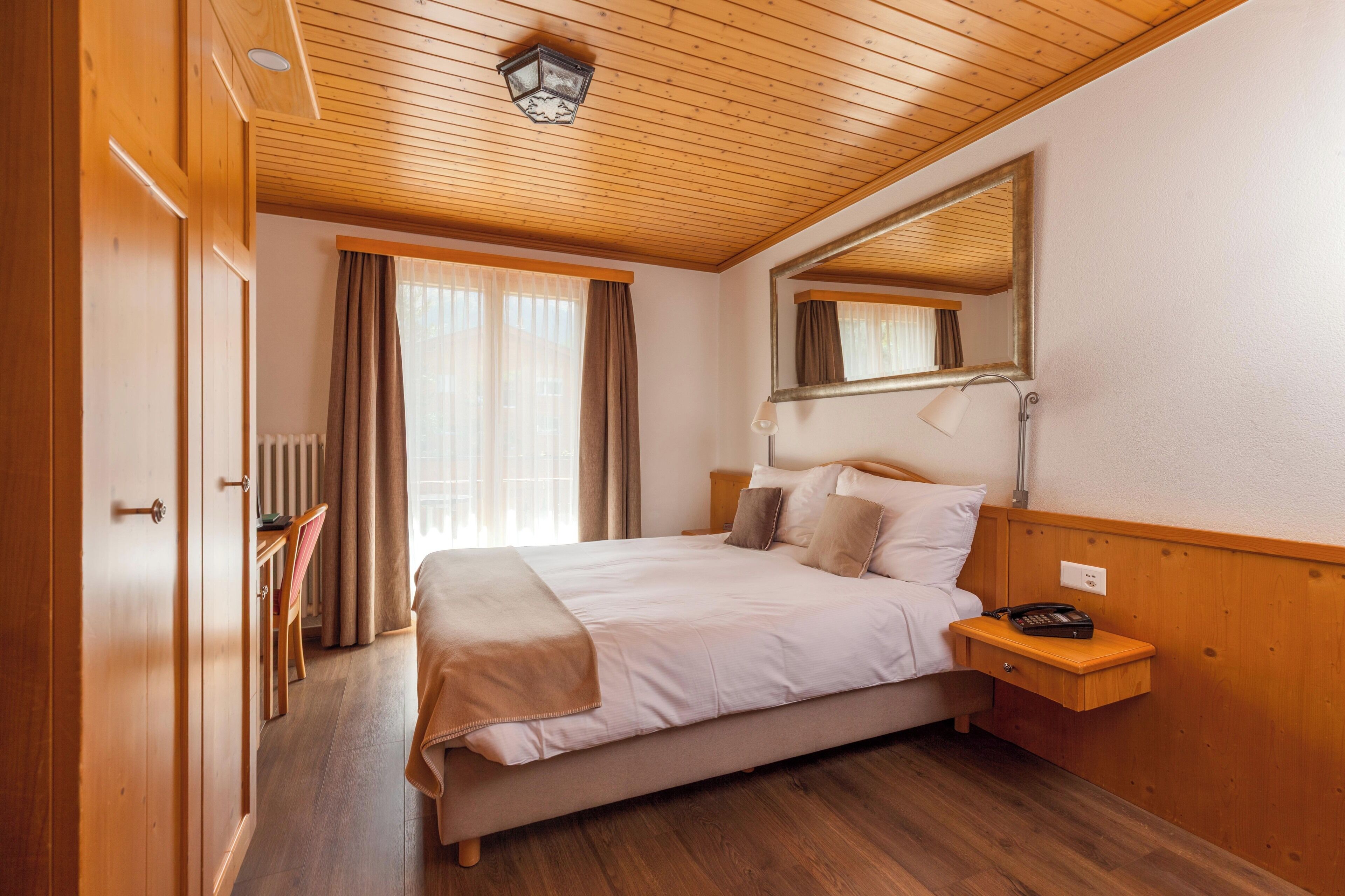 Double room with grandlit and balcony with Matterhorn view | Hypo-allergenic bedding, in-room safe, desk, laptop workspace