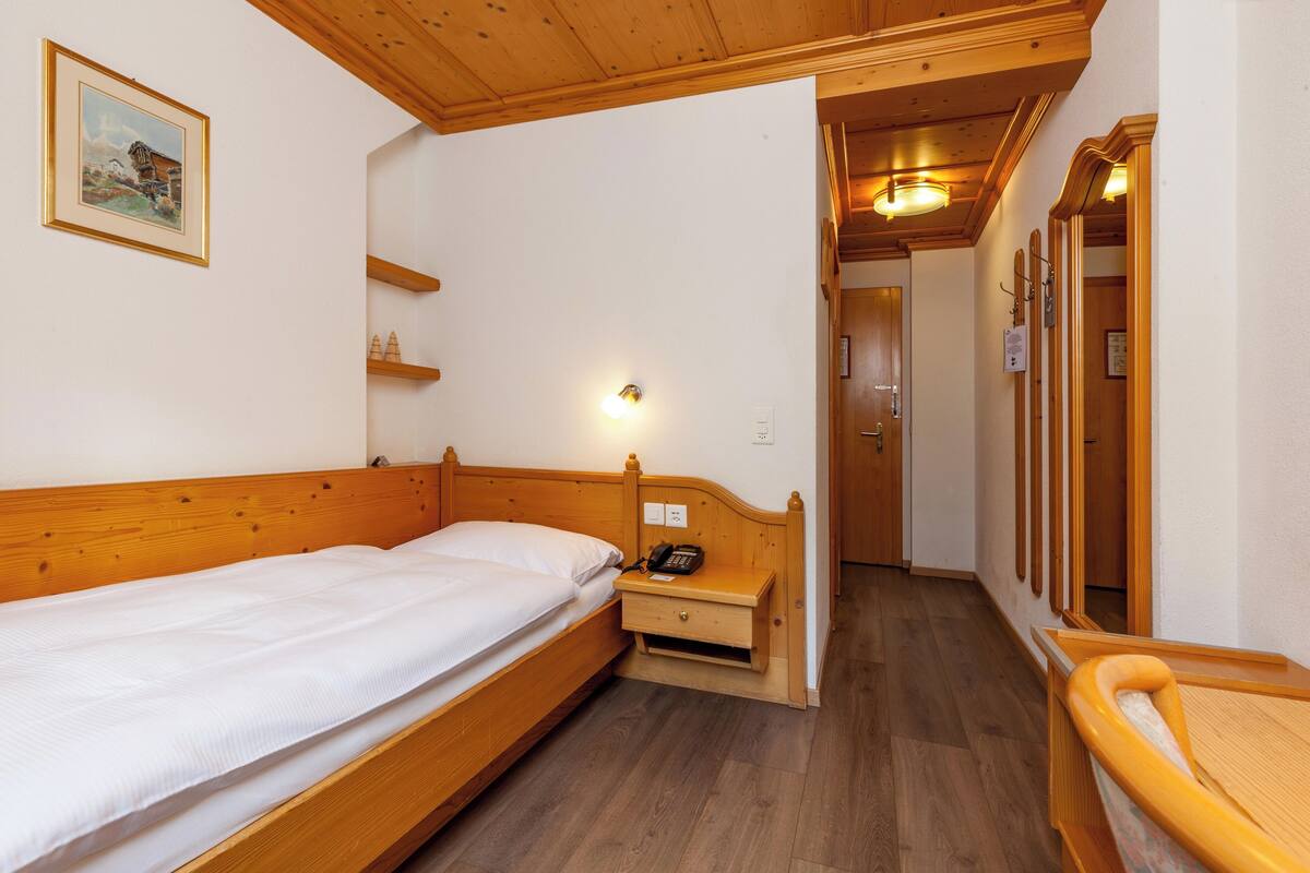 Ropa de cama hipoalergénica y caja de seguridad en la habitación 