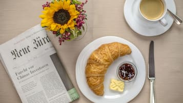 Free daily buffet breakfast