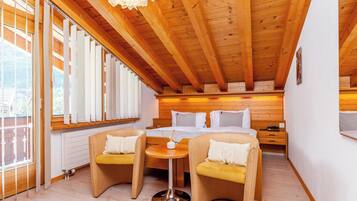 Studio apartment Annex Bonatti (no lift) with balcony | Hypo-allergenic bedding, in-room safe, desk, laptop workspace