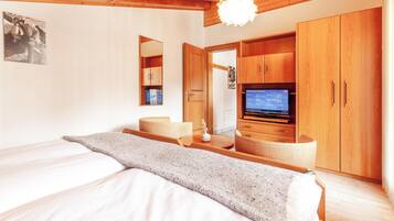 Studio apartment Annex Bonatti (no lift) with balcony | Peralatan tempat tidur hipoalergenik, peti besi dalam bilik, meja