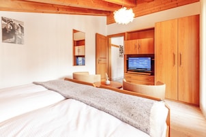 Studio apartment Annex Bonatti (no lift) with balcony | Hypo-allergenic bedding, in-room safe, desk, laptop workspace