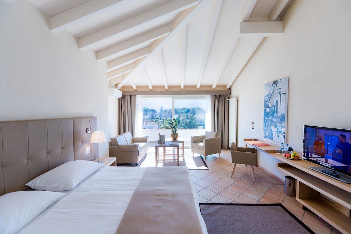 frette italian sheets, premium bedding, down duvets, minibar