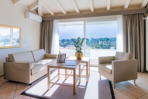 Frette Italian sheets, premium bedding, down comforters, minibar - Parkhotel Delta Wellbeing Resort Ascona (Ascona)