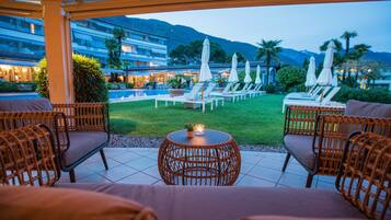 Bar en bord de piscine