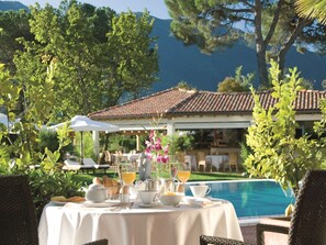 2 restaurantes; se sirve desayuno, almuerzo y cena