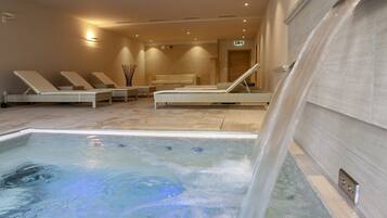 Couples treatment room(s), sauna, hot tub, steam room