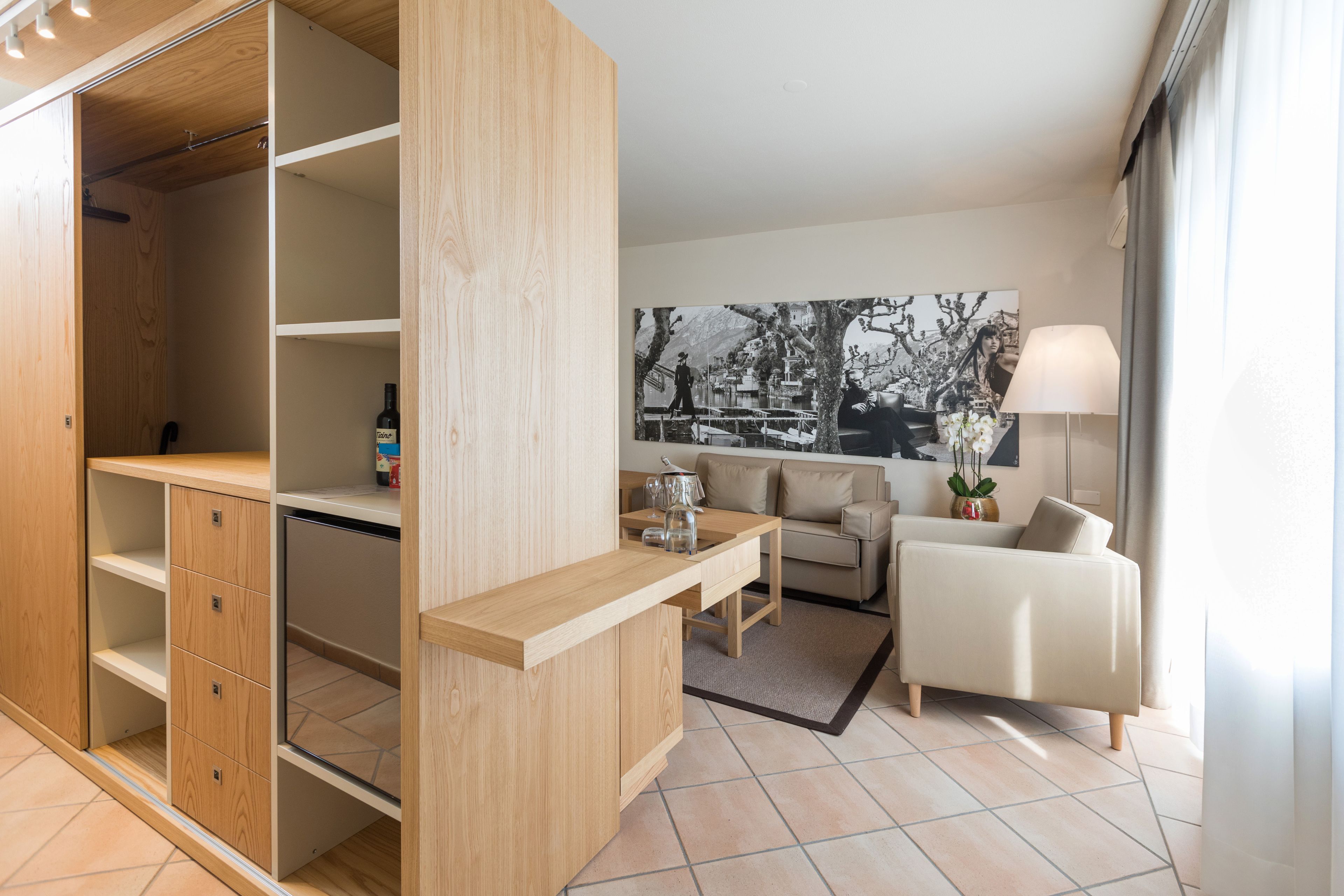 Un soggiorno moderno con un mobile in legno, un divano, un tavolino da caffè e un quadro appeso al muro.