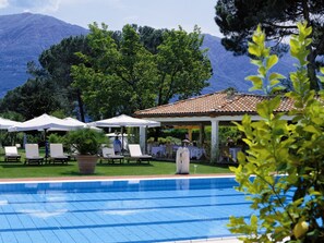 Indoor pool, seasonal outdoor pool, pool umbrellas, sun loungers - Parkhotel Delta Wellbeing Resort Ascona (Ascona)