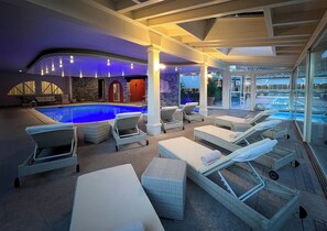Indoor pool, seasonal outdoor pool, pool umbrellas, sun loungers - Parkhotel Delta Wellbeing Resort Ascona (Ascona)