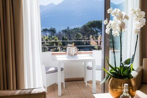 Frette Italian sheets, premium bedding, down comforters, minibar