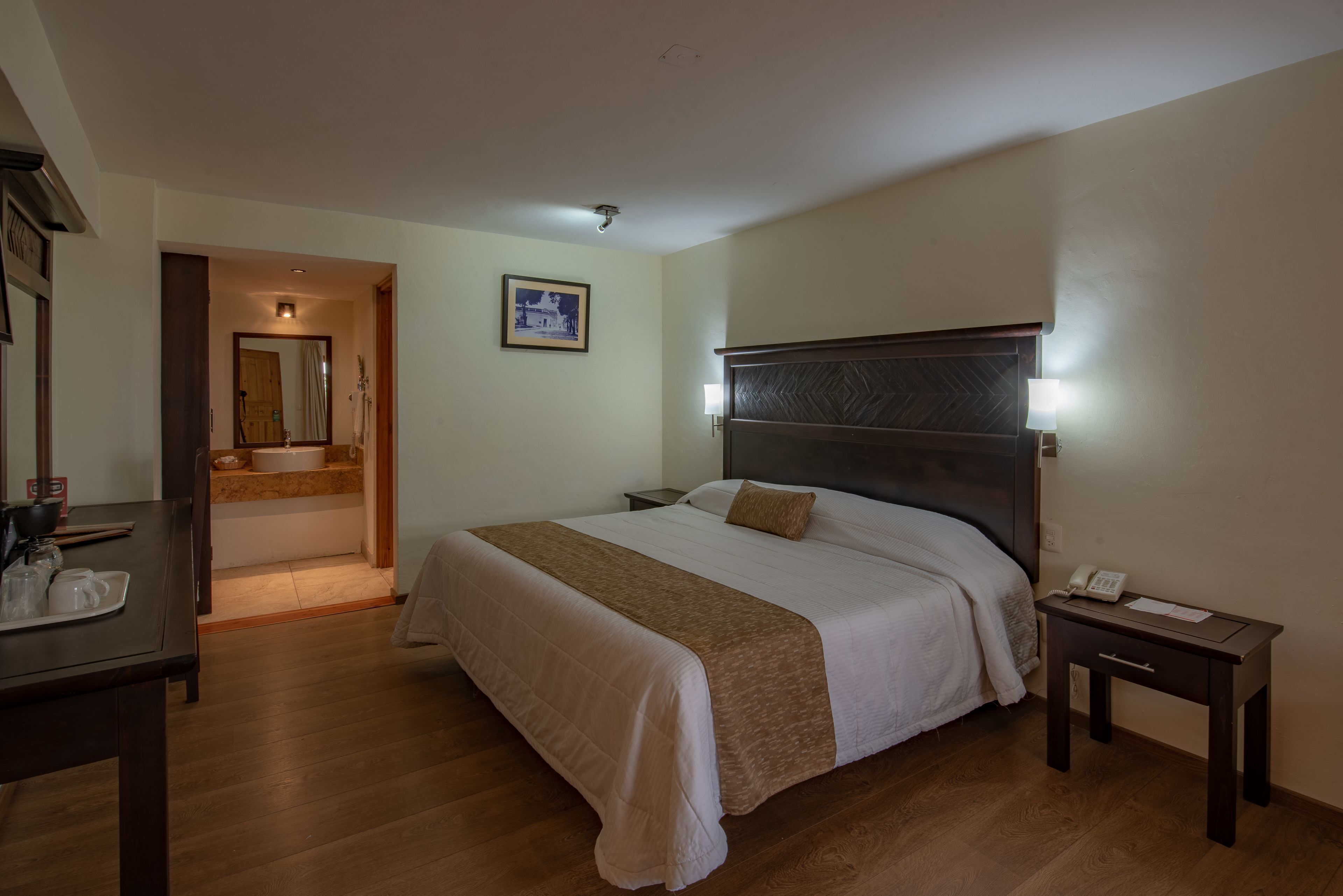 Zimmersafe, Verdunkelungsvorhänge, Bügeleisen/Bügelbrett