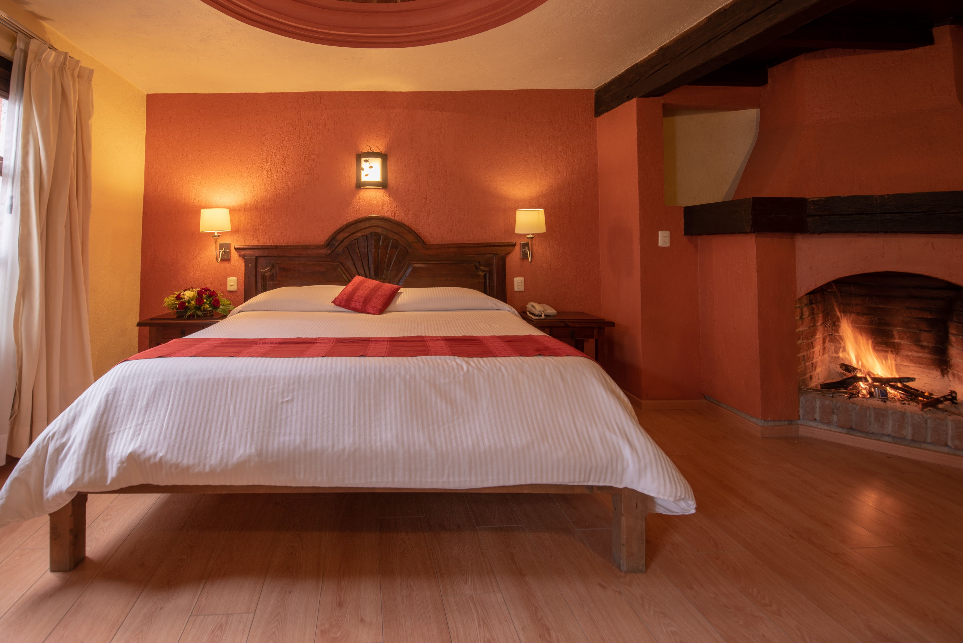 Habitación junior | Caja de seguridad en la habitación y cortinas blackout 