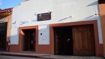 Vista frontal de la propiedad