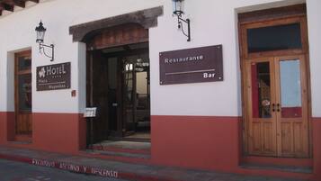 Vista frontal de la propiedad