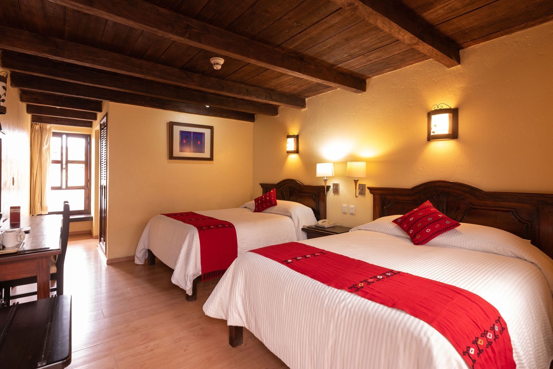 Zimmersafe, Verdunkelungsvorhänge, Bügeleisen/Bügelbrett