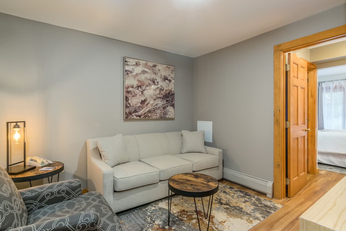 1 bedroom, pillow-top beds, iron/ironing board, free WiFi