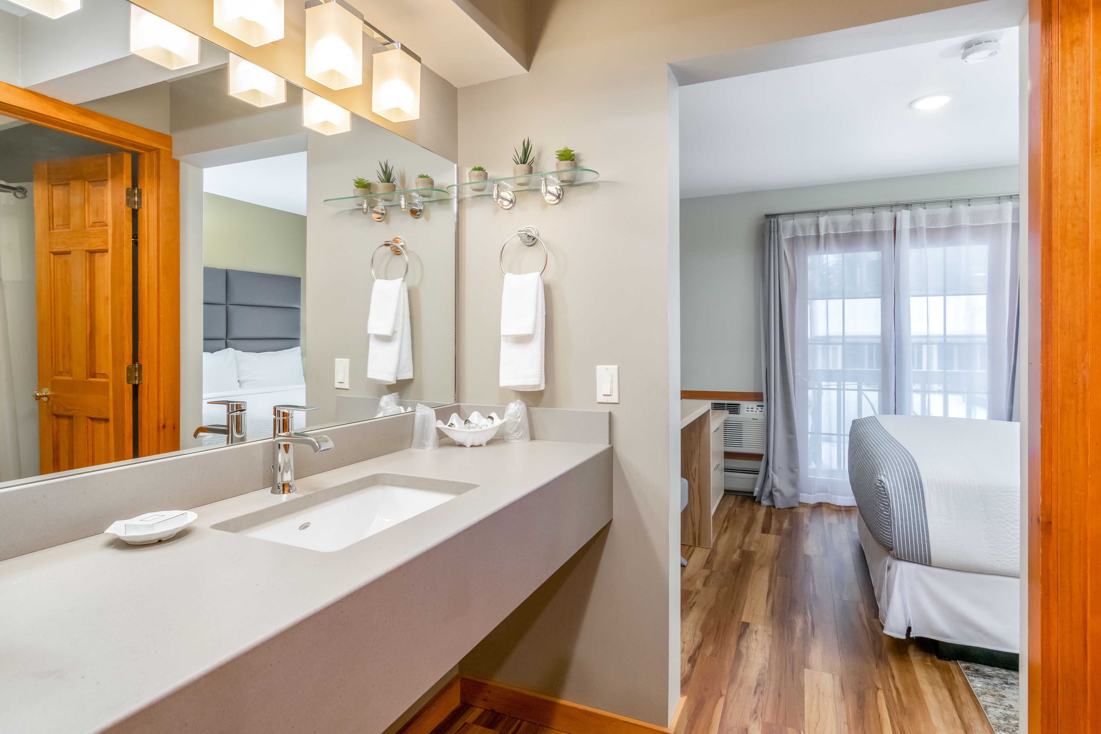 one queen suite | bathroom | free toiletries, hair dryer, towels