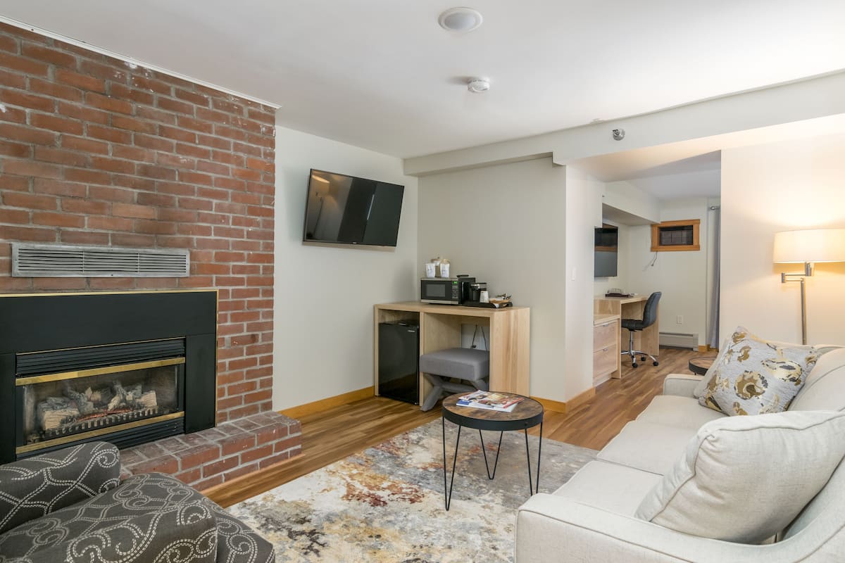 1 bedroom, pillow-top beds, iron/ironing board, free WiFi