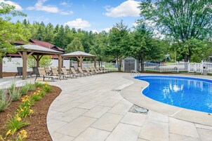 Una piscina techada, una piscina al aire libre de temporada