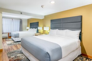 Habitación clásica | Colchones con acolchado adicional y tabla de planchar con plancha