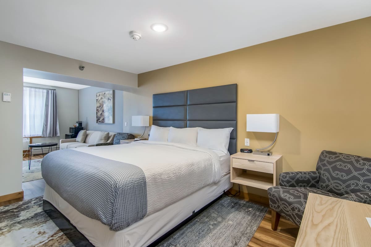 One King Suite | Pillowtop beds, iron/ironing board, WiFi (free), bed sheets