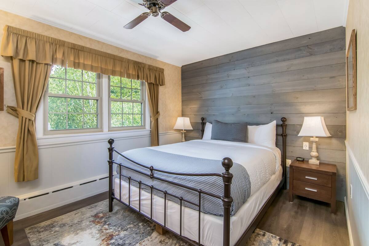 One Queen Room | Pillowtop beds, iron/ironing board, WiFi (free), bed sheets