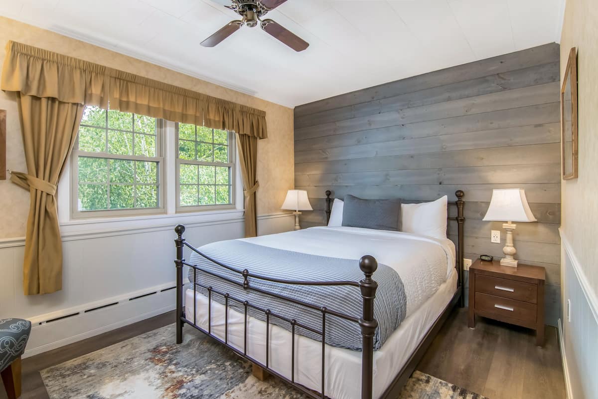 1 bedroom, pillow-top beds, iron/ironing board, free WiFi