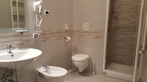 Ducha, artículos de tocador gratuitos, secador de pelo, bidet