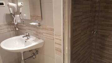 Double Room, Shared Bathroom | Bathroom | Shower, free toiletries, hair dryer, bidet