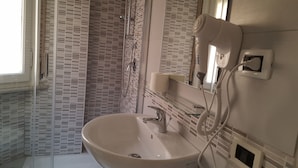 Habitació individual, bany compartit | Bany | Dutxa, articles de tocador gratuïts, assecador de cabells i bidet 