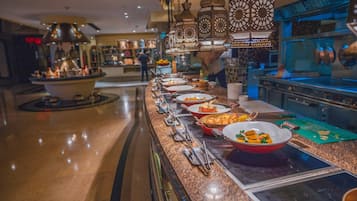 Petit-déjeuner buffet (96 AED par personne)