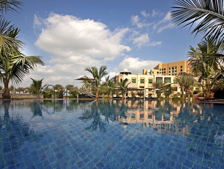 Shangri La Hotel Apartments Qaryat Al Beri - Image 2