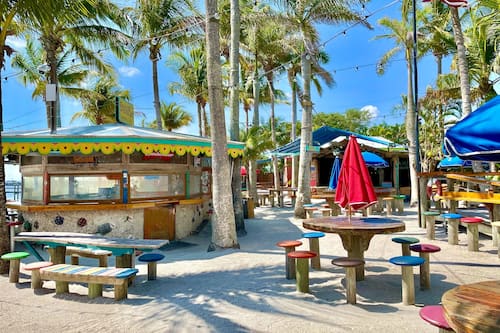 2 restaurants, breakfast, lunch, dinner served; American cuisine