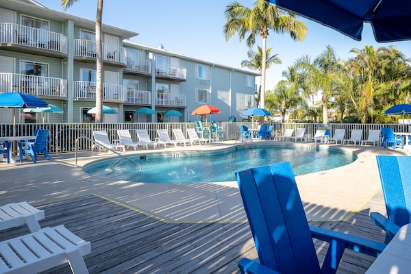 Piscina all'aperto, lettini