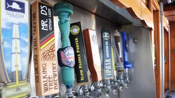 Una hilera de grifos de cerveza con etiquetas como "Walking Tree Brewery" y "Mr. D's German Lager".