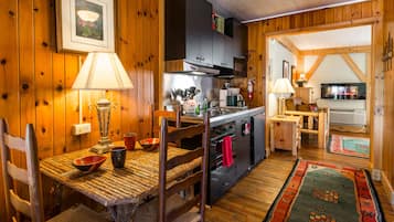 Suite, 1 King Bed | Private kitchen